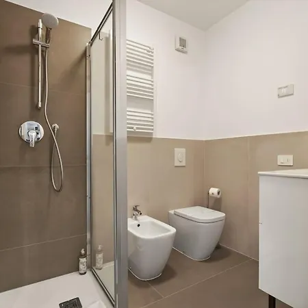 Home, 2 Min From Station Apartment *